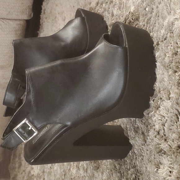 Heels - Picture 2 of 3